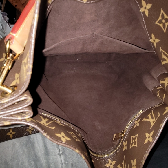 ⚘️Beautiful Louis Vuitton Metis Hobo⚘️ - Picture 15 of 16